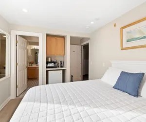 Photo 2 - Renovated 1 Queen Bed Suite w/ Ocean Deck