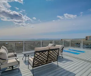 Photo 2 - Luxury Beachfront Condo in Old Orchard
