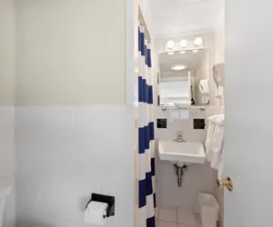 Photo 4 - Cozy Room by Beach | 2 Beds + Deck Access