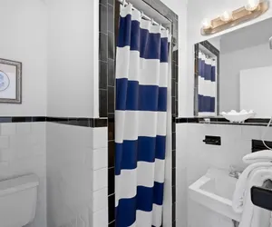 Photo 3 - Cozy Queen Room Near Beach & Dining (305)