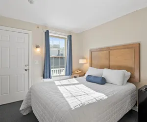 Photo 2 - Beachside Queen Suite | Steps to Ocean & Dining