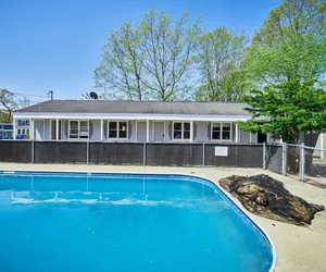 Photo 2 - Comfortable Motel Room–2 Full Beds, Pool & Parking