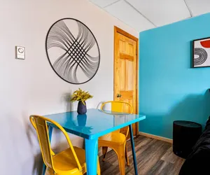 Photo 4 - Spacious Room  2 Full Beds, Pool & Onsite Parking