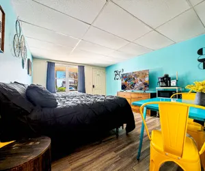 Photo 5 - Cozy Motel Stay – 2 Full Beds, Pool & Free Parking