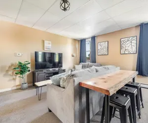 Photo 5 - Warm & Stylish 4BR Retreat w/ Modern Workspace