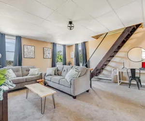 Photo 2 - Warm & Stylish 4BR Retreat w/ Modern Workspace