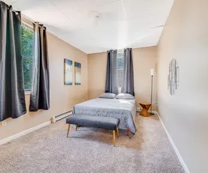 Photo 3 - Warm & Stylish 4BR Retreat w/ Modern Workspace