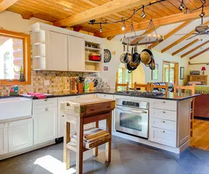 Photo 5 - Peaceful 6BR Getaway | Fire Pit & Hot Tub
