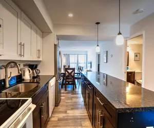 Photo 4 - 2 bed/2bath apt near beach w/pool & parking