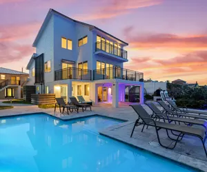 Photo 2 - Pool, 7 Bedrooms, Direct Oceanfront, 4 Kitchens