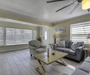 Photo 5 - 3 bedroom 2 bath Pet Friendly Ocean View 4 houses from beach