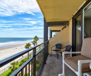 Photo 3 - Tropical Tiki Beach and Oceanfront Studio Condo