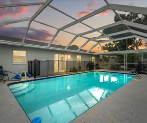 Photo 2 - Sunny Spacious 4BR Villa w Pool Comfort