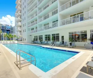 Photo 3 - Elegant 1BR with Oversized Balcony and Bay View