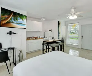 Photo 3 - Sunlit Studio Escape: Hollywood Haven, sleeps 4!