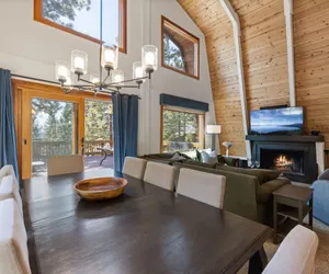 Photo 5 - Spacious 5 BDR Lakeview Hot-Tub A+ Amenities