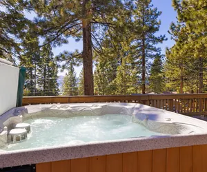 Photo 4 - Spacious 5 BDR Lakeview Hot-Tub A+ Amenities