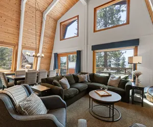 Photo 3 - Spacious 5 BDR Lakeview Hot-Tub A+ Amenities