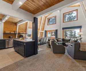 Photo 4 - Spacious 5 BDR Lakeview Hot-Tub A+ Amenities