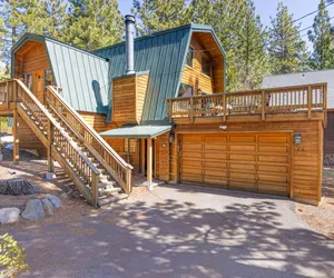Photo 2 - Spacious 5 BDR Lakeview Hot-Tub A+ Amenities