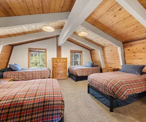 Photo 5 - Spacious 5 BDR Lakeview Hot-Tub A+ Amenities