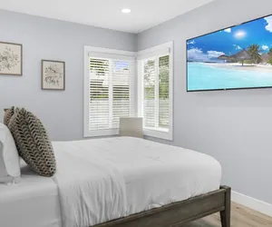 Photo 2 - UPSCALE & UPGRADED BEAUTIFUL SPACIOUS 3BR *HOUSE* in ENCINO, FULLY RENOVATED with GARAGE & VERY LARGE FENCED YARD/PATIO AT END OF CUL-DE-SAC p84