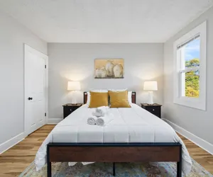 Photo 3 - Cityscape Retreat: Big Backyard