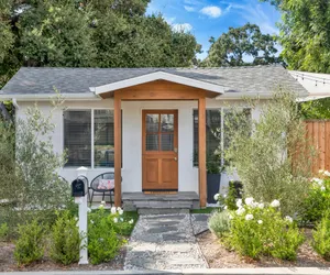 Photo 5 - Modern Cottage, Jacuzzi, Bistro Patio, Putting Green, Walk to All!