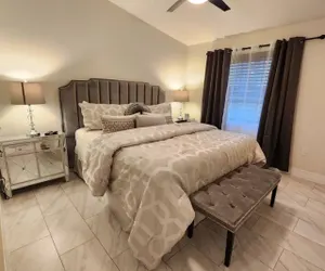 Photo 3 - The Villa Orlando@College Park. Sleeps16.