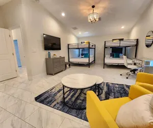 Photo 2 - The Villa Orlando@College Park. Sleeps16.
