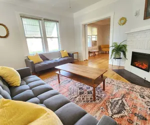 Photo 2 - Cozy Vintage Bungalow @Mills50 District