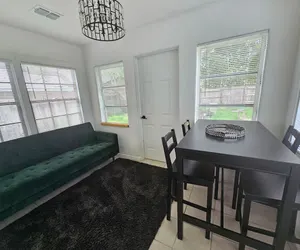 Photo 5 - Cozy home at Lake Fairview WP and College pk