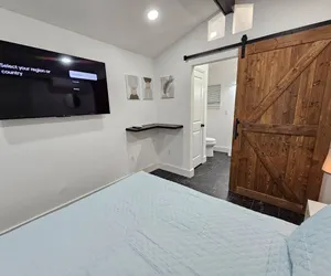 Photo 4 - Comfy Tiny Home @WP. Large Private Deck+Queen bed