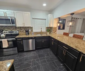 Photo 5 - College Park Bungalow Sleeps 20+ 2 Kitchens-Fenced