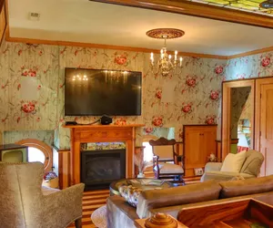 Photo 4 - Dutch Royal Orange Suite at Pella Mansion