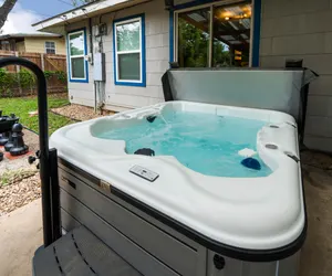 Photo 3 - Rare Exclusive Retreat |Private Hot Tub | King Bed