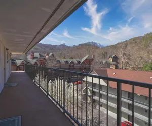 Photo 4 - Oak Square - Unit