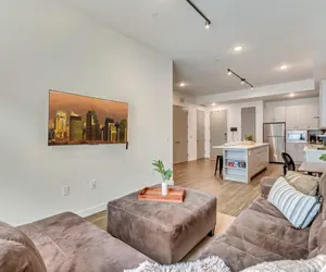 Photo 5 - Beautiful 2 Bedroom Free Parking w King Beds