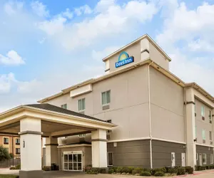 Photo 2 - Days Inn & Suites by Wyndham Mineral Wells