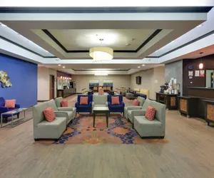 Photo 4 - La Quinta Inn & Suites by Wyndham Denton - University Drive