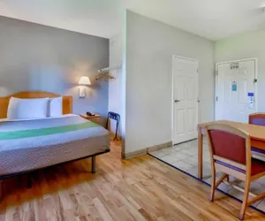 Photo 5 - OYO Townhouse Sulphur, LA Extended Stay