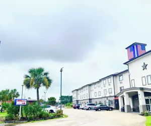 Photo 2 - OYO Townhouse Sulphur, LA Extended Stay