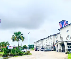 Photo 2 - OYO Townhouse Sulphur, LA Extended Stay