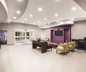 Photo 4 - La Quinta Inn & Suites by Wyndham Baton Rouge Denham Springs