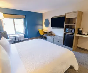 Photo 2 - Holiday Inn Express Hotel of Neptune by IHG