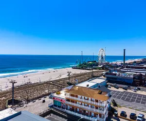 Photo 2 - Boardwalk Hotel Charlee & Beach House Rentals