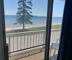 Photo 5 - Days Inn & Suites by Wyndham St. Ignace Lakefront