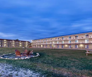 Photo 2 - Days Inn & Suites by Wyndham St. Ignace Lakefront