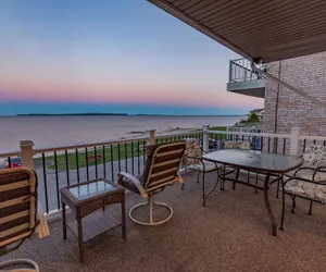 Photo 2 - Days Inn & Suites by Wyndham St. Ignace Lakefront