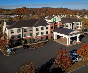 Photo 2 - Holiday Inn Express and Suites Fairmont by IHG